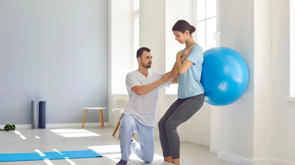 Como aliviar a dor da hérnia de disco com exercícios diários é uma das perguntas mais feitas por quem sofre com esse problema.