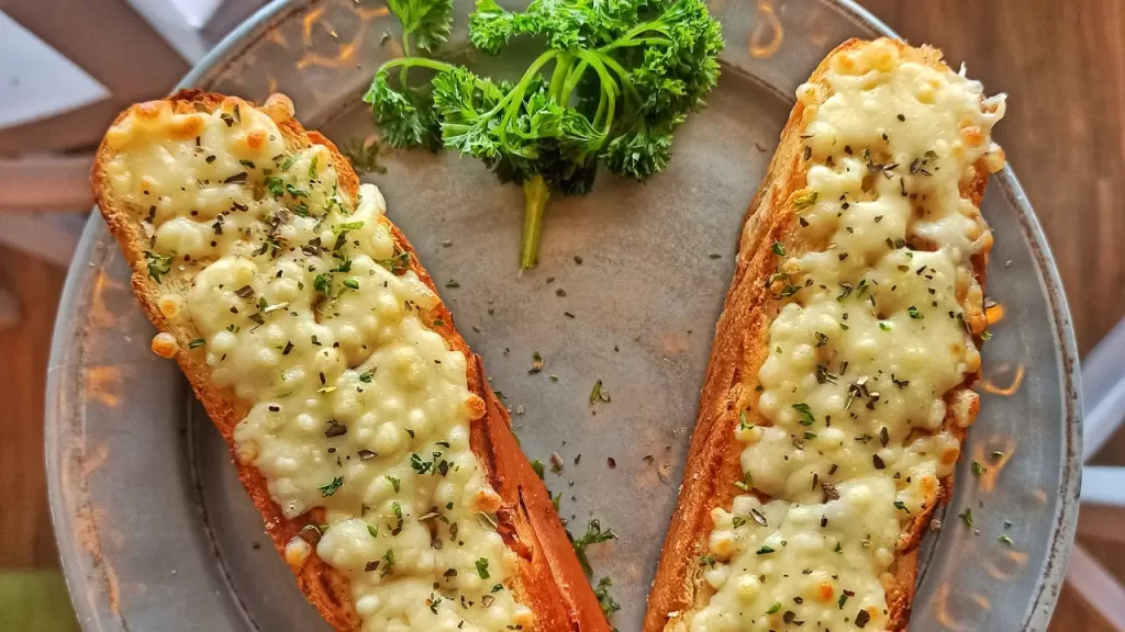 O pão de alho recheado com queijo e frango cremoso é a receita perfeita para surpreender em qualquer churrasco ou lanches.